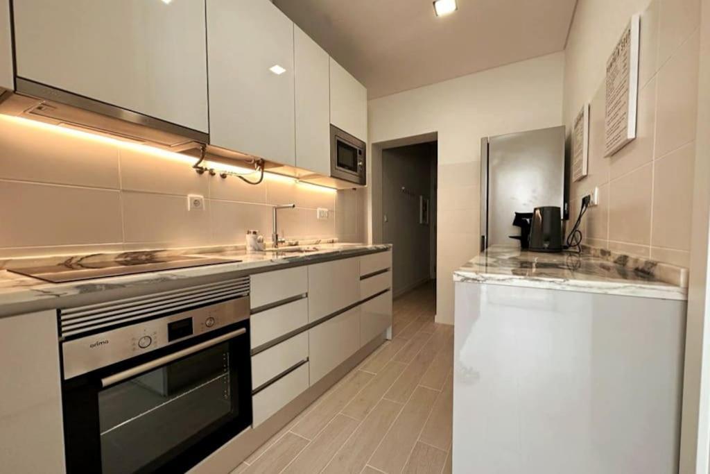 Modern Retreat With Patio Near The Airport - Oha I Lejlighed