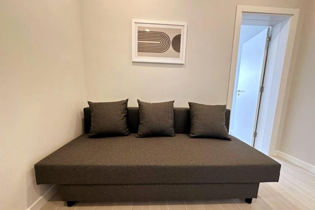 Apartment Modern Retreat With Patio Near The Airport - Oha I